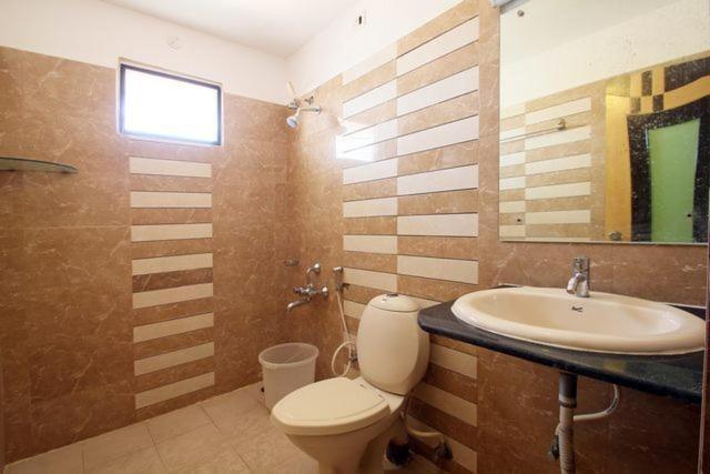 Hotel Seven Hills Inn טירופאטי מראה חיצוני תמונה